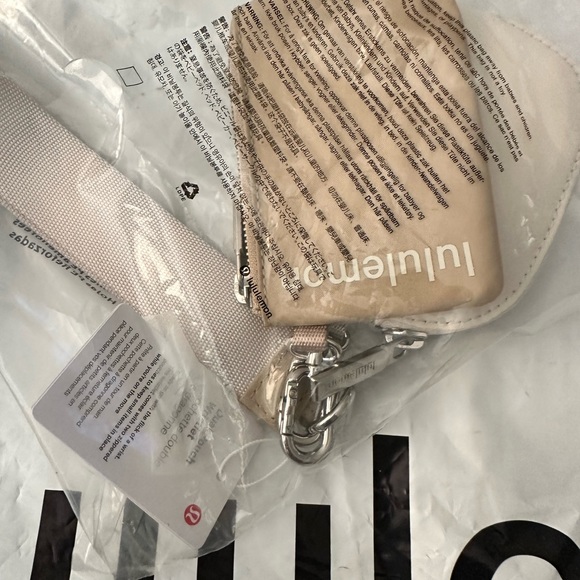 BNWT (goes with anything 🙌) Trench & White Opal Lululemon Dual Pouch - Picture 10 of 15